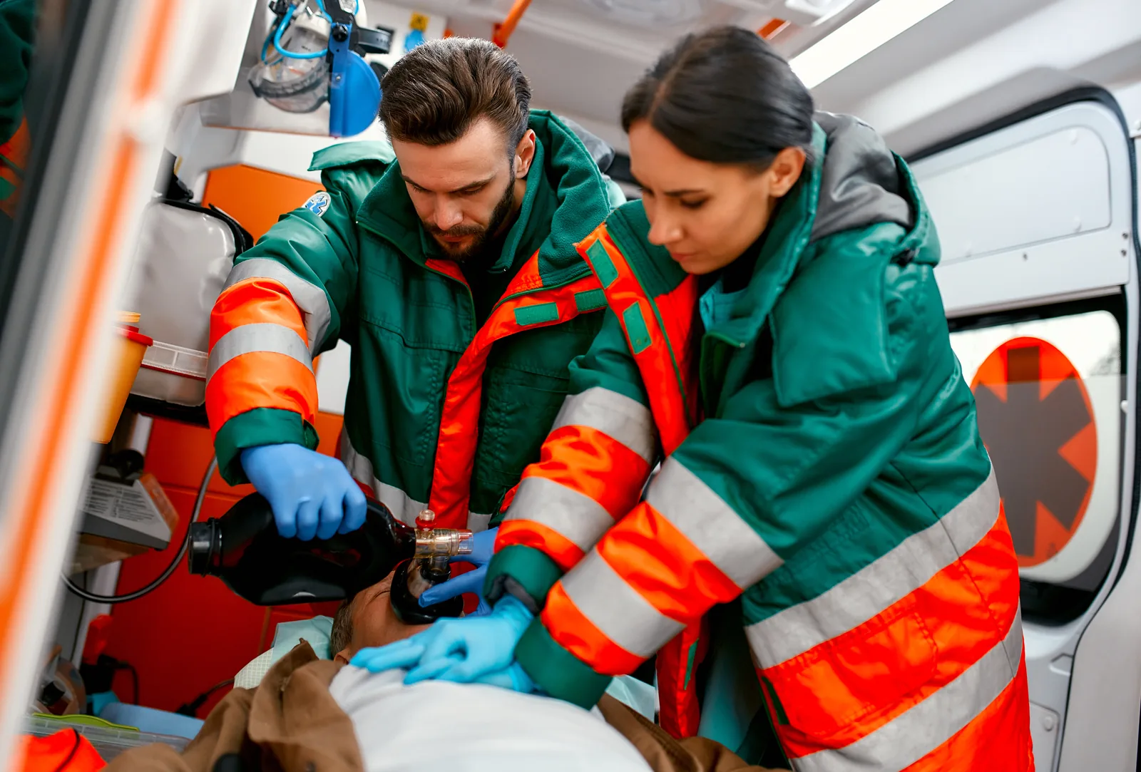 Rettungsteam versorgt einen Patienten im Rettungswagen